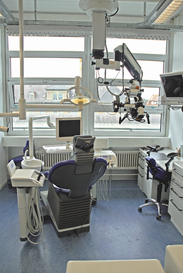 Behandlungseinheit mit Dentalmikroskop